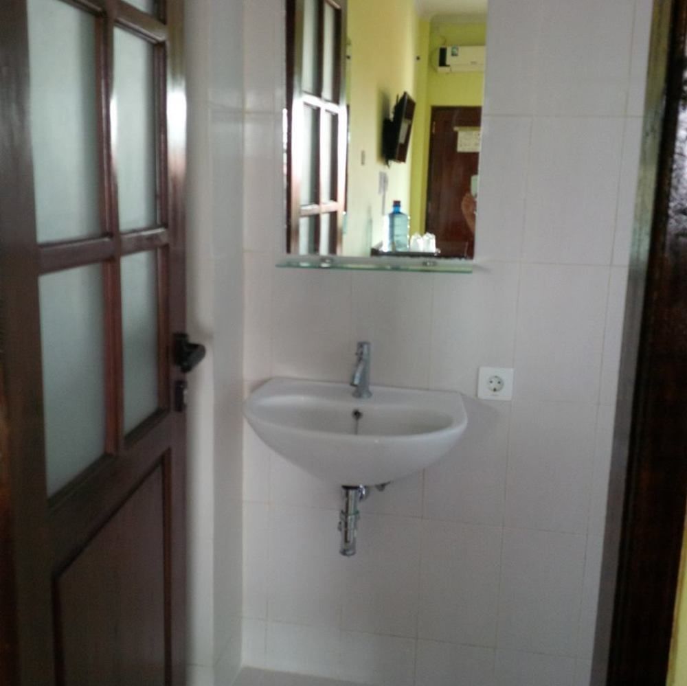 Holiday Beach Inn Pangandaran Bagian luar foto